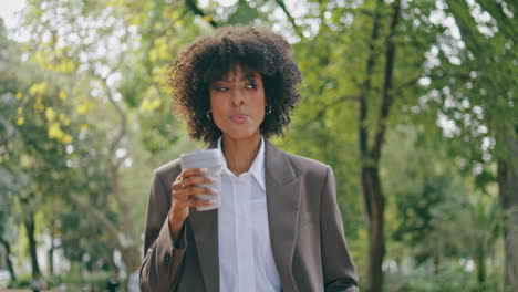 Mujer-Caminando-Por-El-Parque-De-La-Ciudad-Disfrutando-De-Un-Primer-Plano-De-Café-Para-Llevar.-Señora-De-Negocios-Bebiendo