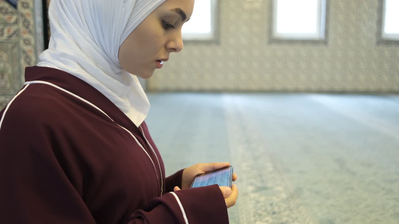 여자가 꾸란을 기도합니다.