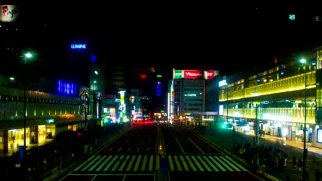 el lapso de la noche cerca de la estación en shinjuku lado sur amplia zoom en
