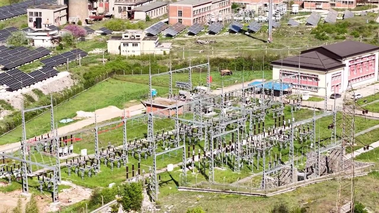 Toma de dron de paneles solares y una central eléctrica junto a una antigua fábrica siderúrgica en Nikšić, Montenegro