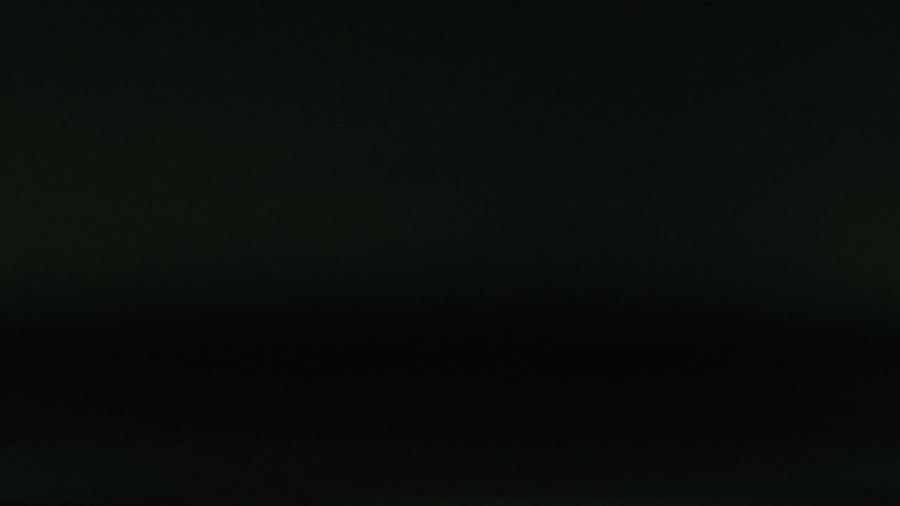 una pelota de tenis de mesa se mueve a través de los marcos