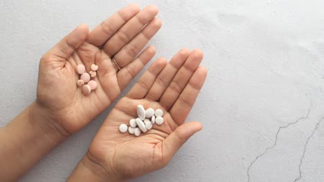 manos con pastillas de diferentes colores