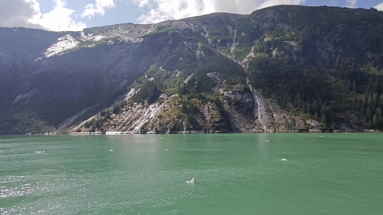 Maestoso paesaggio di fiordi dell'Alaska con acqua glaciale e cascate