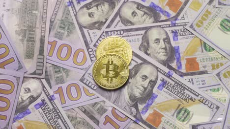 cientos de billetes y bitcoins amarillos.