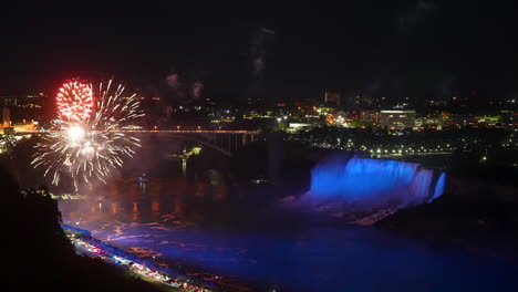 espectáculo nocturno de fuegos artificiales frente a las cataratas americanas en las cataratas del niágara