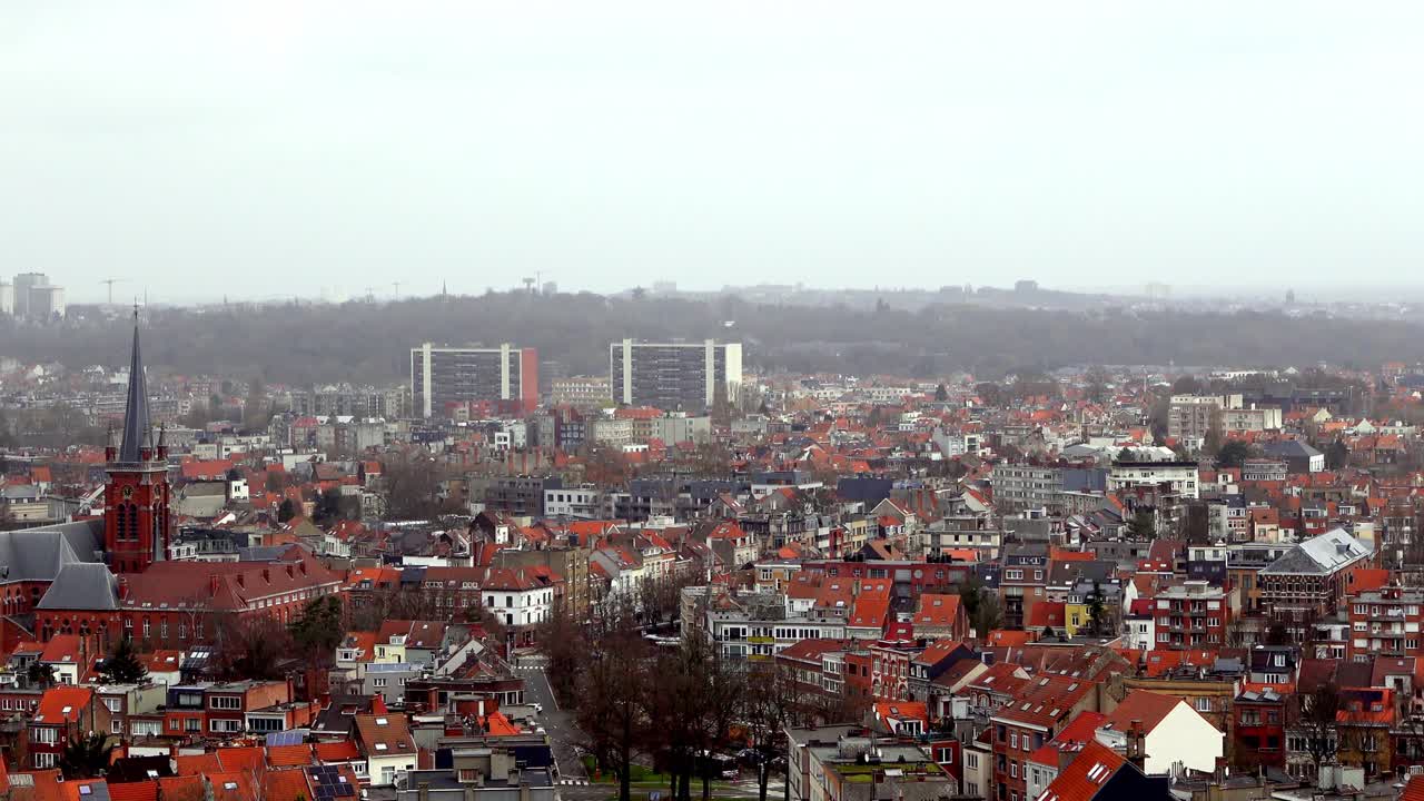 교회 꼭대기 에서 브 ⁇ 셀 시내 풍경 의 비디오 를 확대 한 것