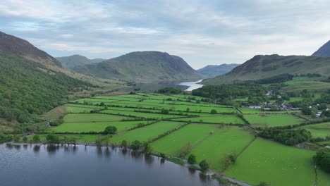 Vista-Aérea-Sobre-El-Lago-Buttermere-Y-El-Valle-Hacia-El-Agua-Crummock,-Cumbria,-Inglaterra