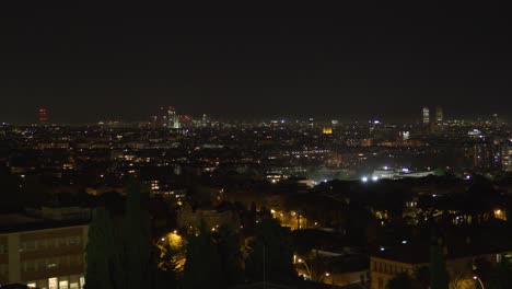 panorama de 4k de barcelona con la sagrada familia en el horizonte por la noche