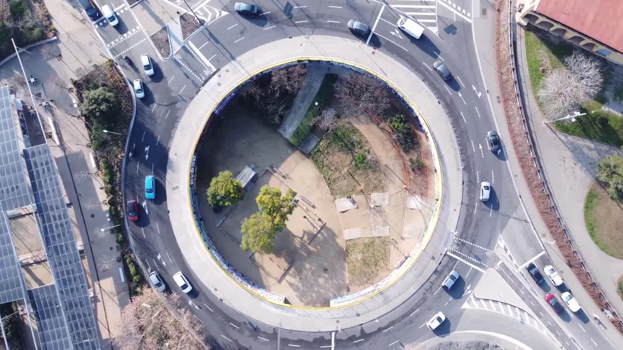 vista aérea dando vueltas sobre el tráfico circulando por la rotonda de la carretera de circunvalación de barcelona