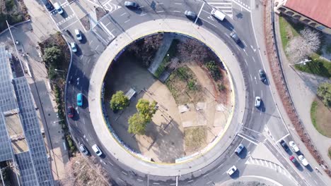 Luftaufnahme,-Die-über-Dem-Verkehr-Kreist,-Der-Um-Den-Kreisverkehr-Der-Ringstraße-Von-Barcelona-Fährt