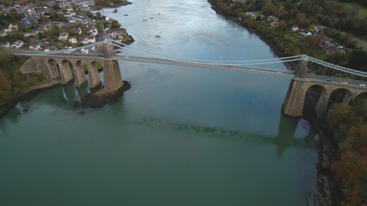 vista aérea del puente colgante de menai cruza el estrecho de menai entre anglesey y gales en el reino unido