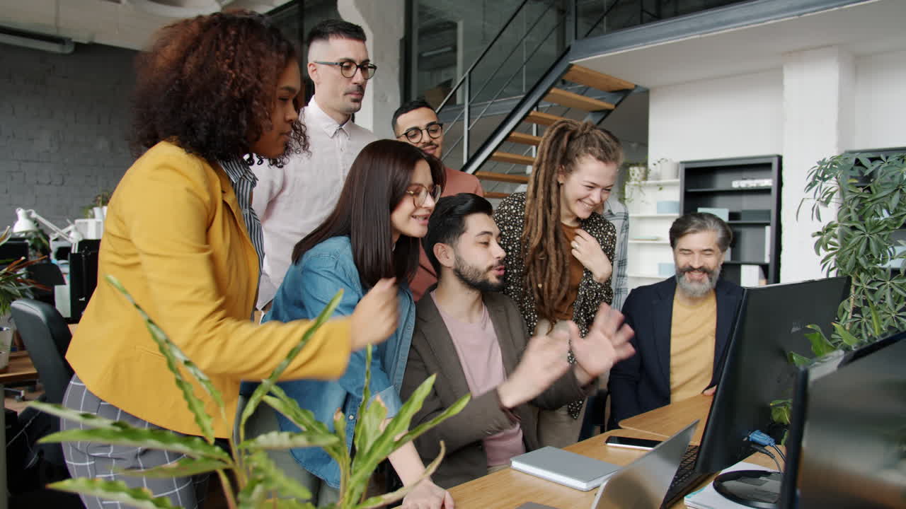 reunión de equipo en una oficina moderna