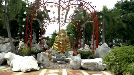 Mirando-Las-Hermosas-Estatuas-Del-Templo-En-El-Templo-De-Bangkok