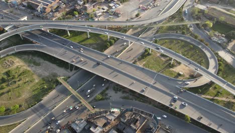 4k:-Drohne-Fliegt-über-Eine-Verkehrsüberführung-Mit-Anhaltendem-Stadtverkehr-In-Punjab,-Pakistan