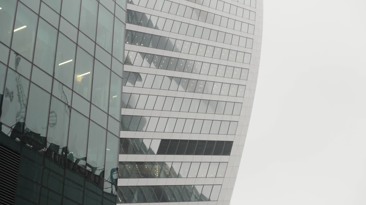 fachada moderna de un rascacielos