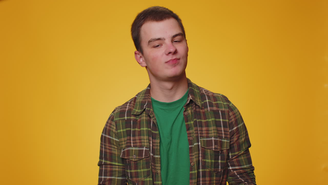 불쾌한 사람, 불쾌한 생각에 반응하는 사람, 좋지 않은 품질에 불만을 품은 사람, 머리를 흔들지 않는 사람