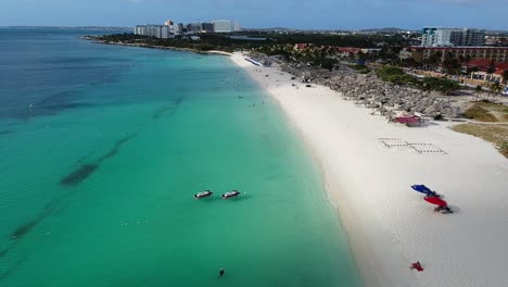 -Eagle-Beach-In-Aruba-Luftdrohnenfahrt-Rückwärts