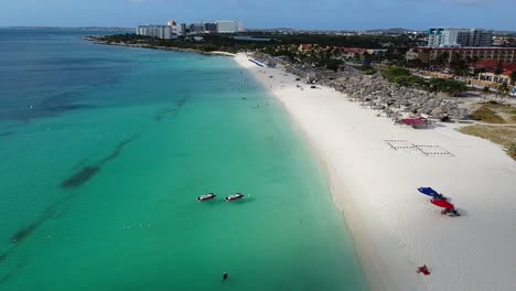 playa del águila en aruba crucero aéreo de drones hacia atrás