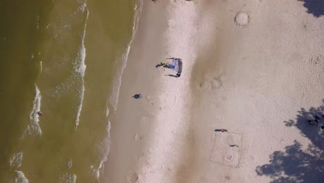 toma aérea de la playa del mar báltico