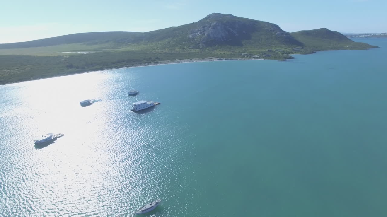 평온한 물 위에 떠다니고