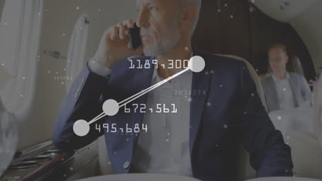 animación de procesamiento de datos y formas sobre empresario caucásico hablando en teléfono inteligente