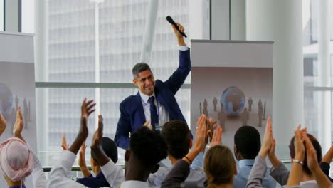 hombre de negocios celebrando su éxito en el seminario de negocios 4k