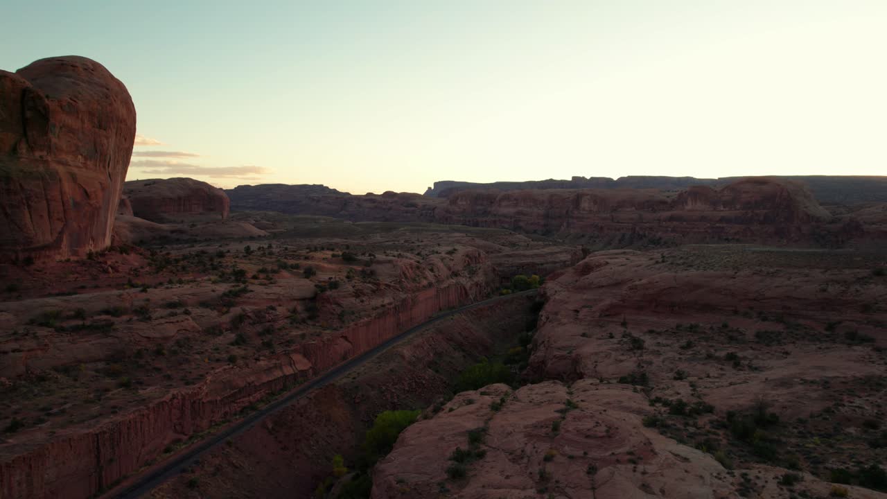 Ripresa con drone che sorvola un canyon con binari del treno a Moab, Utah.
