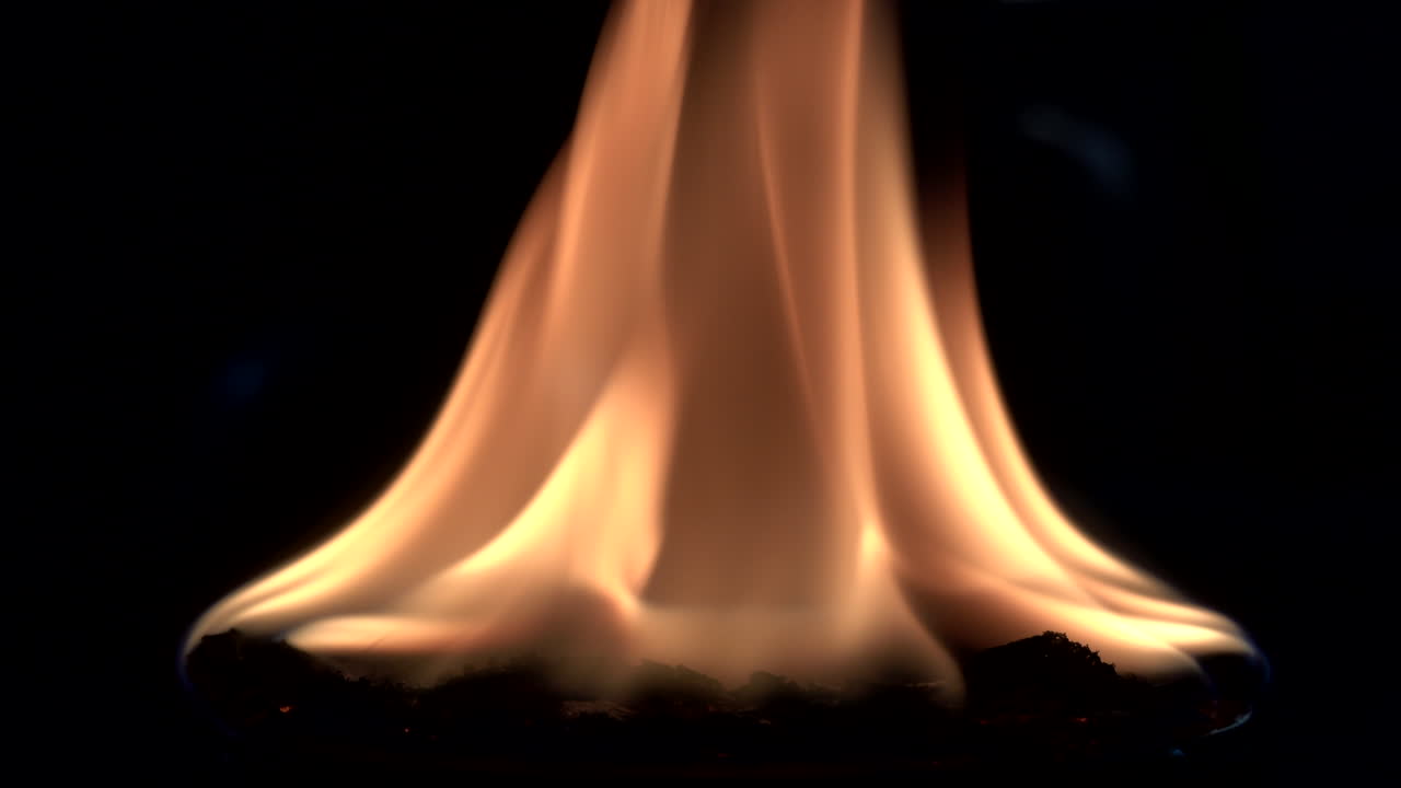 검정색 배경에 밝은 주황색 불꽃