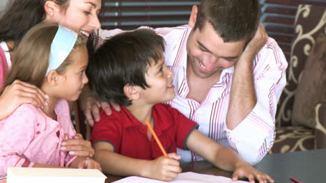 padres sus hijos haciendo sus tareas