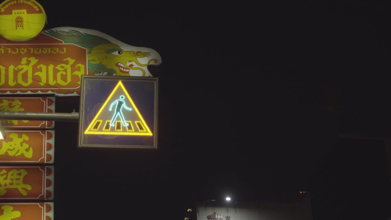 la luz de cruce peatonal en el barrio chino, yaowarat, tailandia.