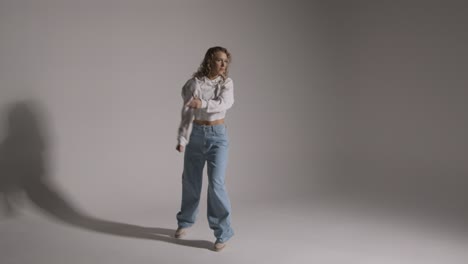 Foto-De-Estudio-De-Longitud-Completa-De-Una-Mujer-Joven-Que-Se-Divierte-Bailando-Contra-Un-Fondo-Gris-2