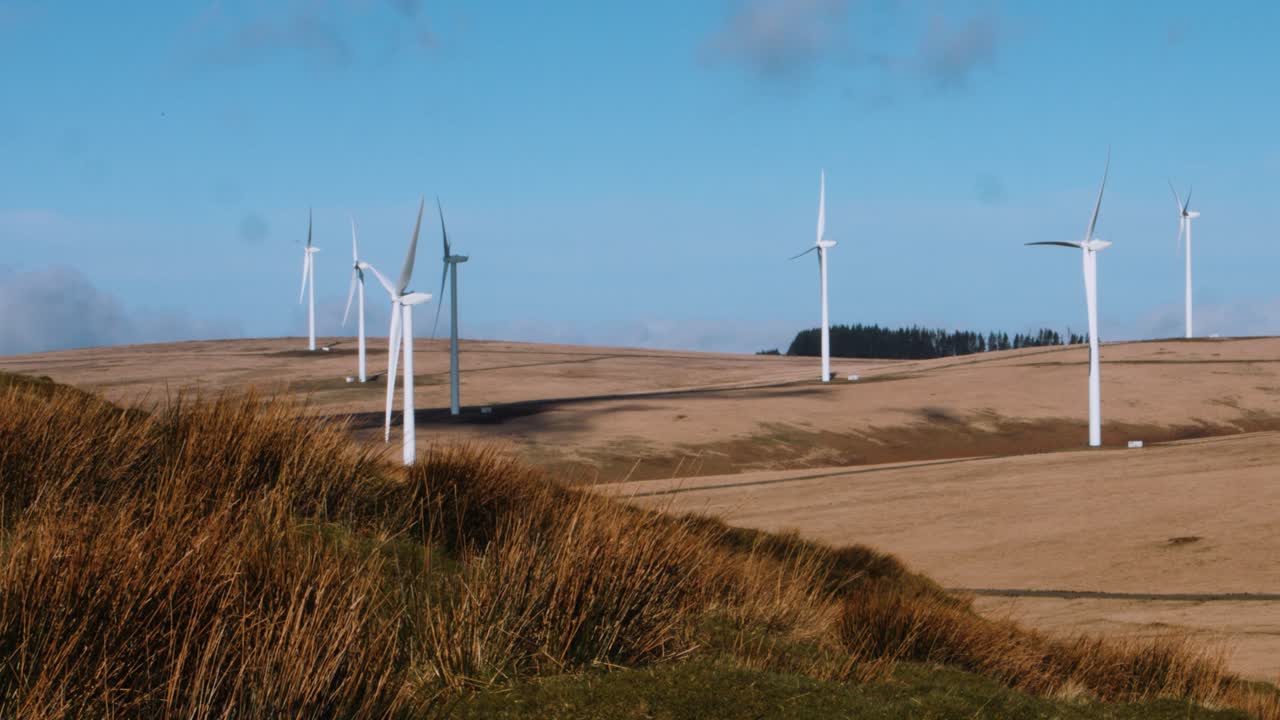 ветроэлектростанция, вырабатывающая чистую электроэнергию над сельским ландшафтом