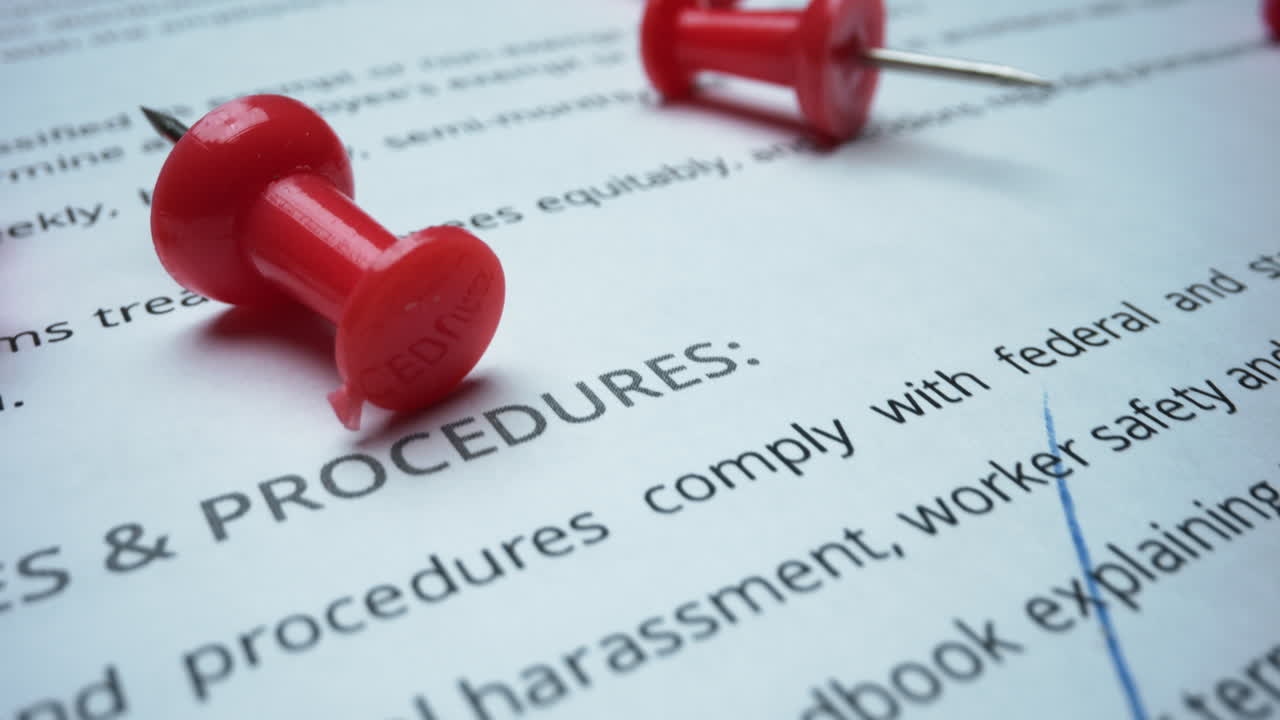 사업 문서 에 놓여 있는  ⁇ 핀. 문서 페이지 에 승인 된 단어 가 새겨진 스 ⁇ 프