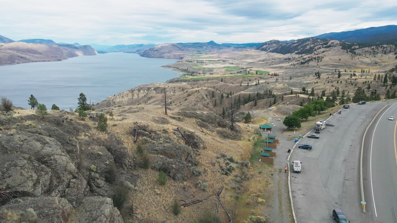 흐린 날 낮 동안 브리티시 컬럼비아 여름 시간에 캐나다 횡단 고속도로 1의 서쪽 끝 캠룹스 호수 휴게소