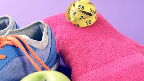 zapatos, frutas, servilletas y cintas métricas