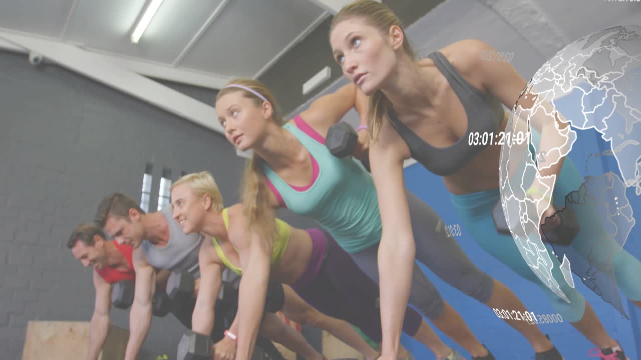 Fitness skupina opouští pozici prkna a provádí přítahy pro sílu, zatímco glóbus aktualizuje data.