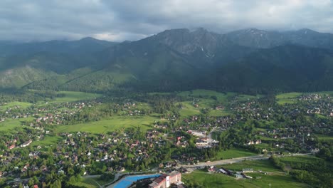 vista del valle desde gubałówka - sobrevuelo del paisaje de las montañas tatry polacas cubiertas de nieve, tierras de cultivo, bosques y el legendario pico giewont cerca de zakopane, polonia - 4k 30fps suave seguimiento hacia atrás