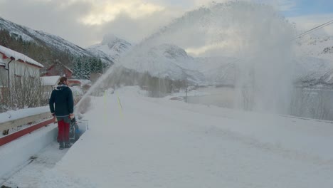 Soplador-De-Nieve-Arroja-Nieve-A-Más-De-10-Metros-A-Través-De-Una-Carretera-Durante-El-Invierno-En-El-Norte-De-Europa,-Tiro-Estático