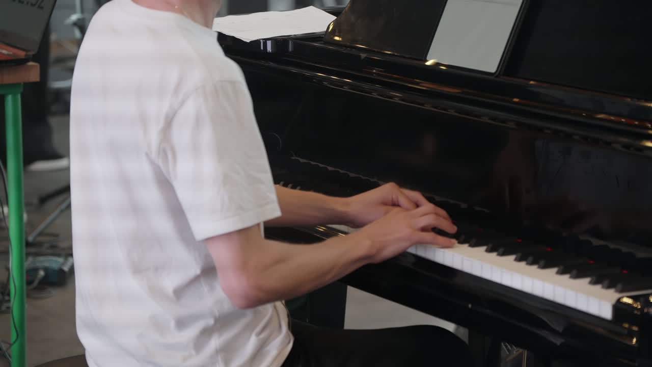 persona que toca el piano