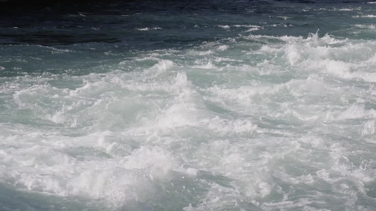 강의 야생 물 aare 스플래싱