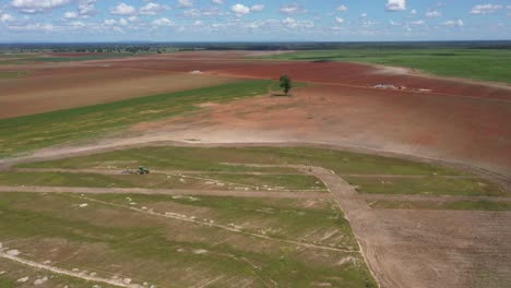 Traktor-Pflügt-Reihen,-Um-Sojabohnen-Dort-Anzupflanzen,-Wo-Einst-Die-Tierwelt-Der-Brasilianischen-Savanne-Blühte-–-Luftüberflug