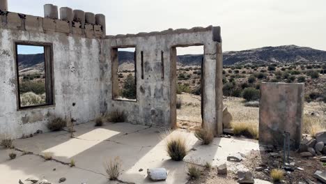 Edificio-Abandonado-Con-Estructura-De-Hormigón-Destruida-Por-El-Cartel-En-El-Alto-Desierto-Del-Sur-De-California-En-Un-Día-Nublado-Estático