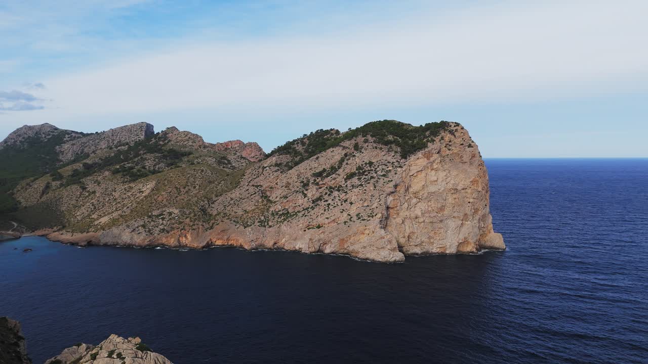 Vista aerea, scogliere rocciose lungo la costa mediterranea di Maiorca, Spagna