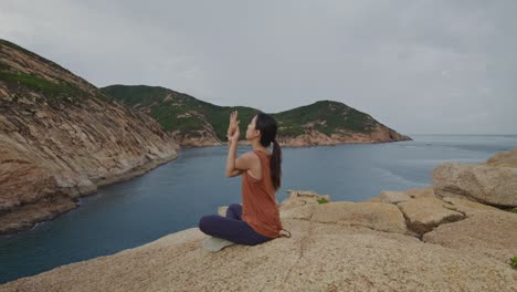 바다 풍경을 즐기는 여자의 측면 풍경