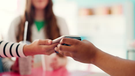 persona, manos y tarjeta de crédito en el restaurante