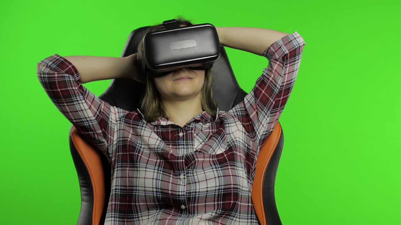 mujer joven usando casco de auricular vr para jugar. viendo video de realidad virtual 3d 360. clave de croma