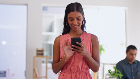 Mujer-De-Negocios-Feliz-Escribiendo-En-El-Teléfono-Celular