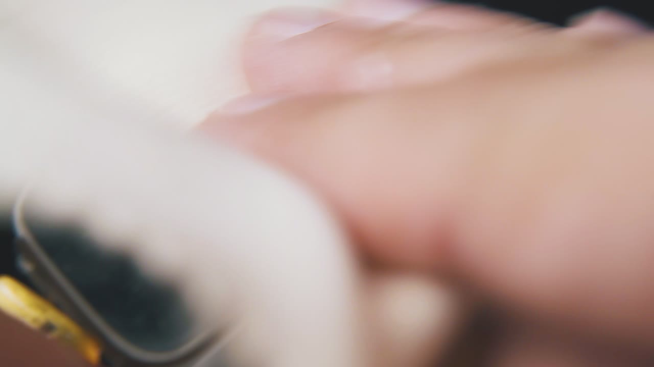 한 사람 이 검은 바탕 에 스웨드 로 안경 을  ⁇ 습니다.