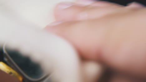 한 사람 이 검은 바탕 에 스웨드 로 안경 을  ⁇ 습니다.