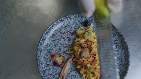 Un-Limón-Se-Ralla-En-Un-Sabroso-Plato-De-Pasta-Y-Gambas-En-Italia-Por-Un-Chef-Profesional-En-Su-Cocina